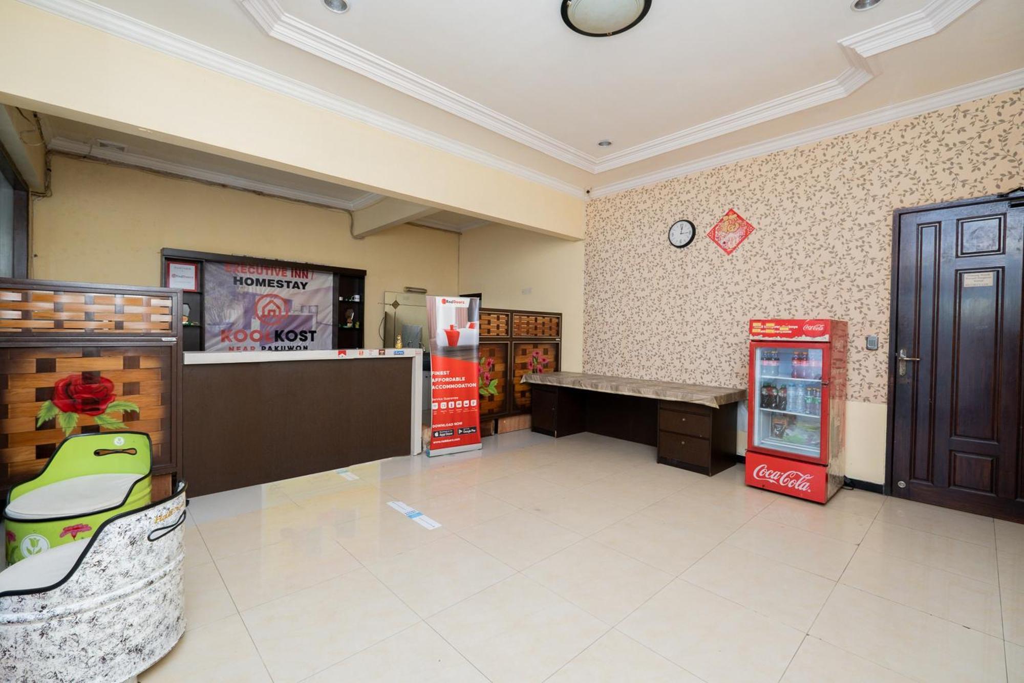 Reddoorz Near Bukit Darmo Golf Hotel Surabaya Exterior photo