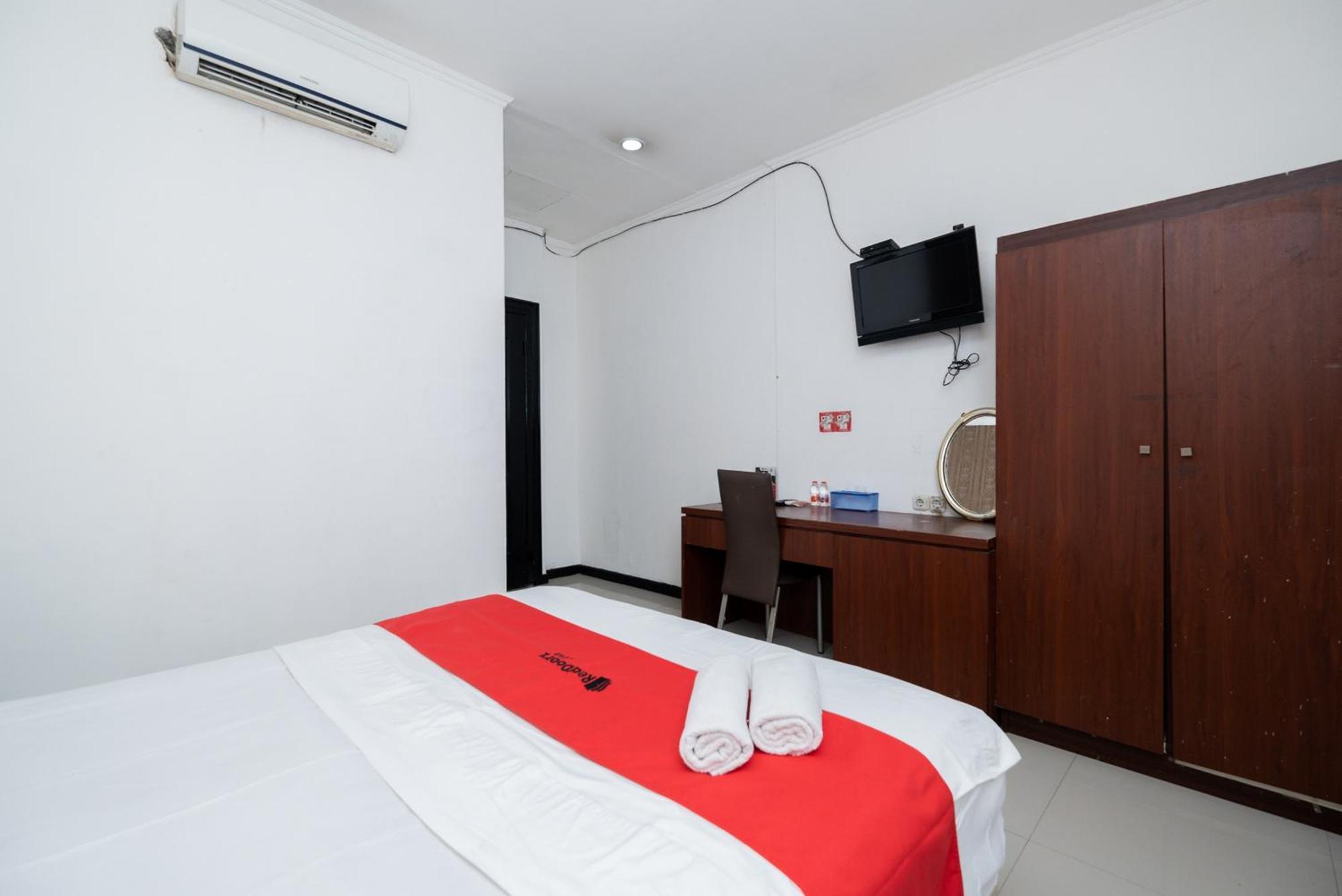 Reddoorz Near Bukit Darmo Golf Hotel Surabaya Exterior photo