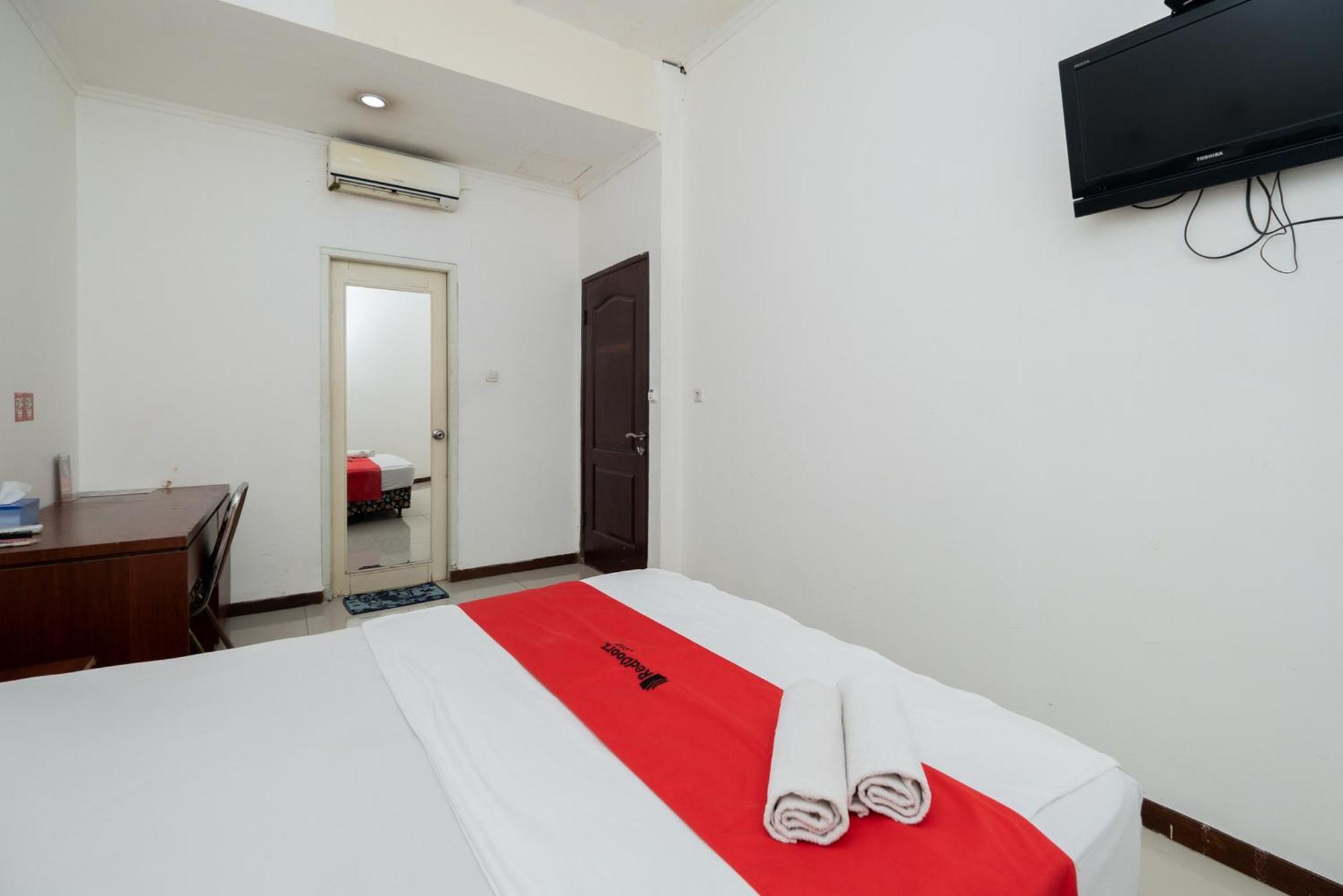 Reddoorz Near Bukit Darmo Golf Hotel Surabaya Exterior photo